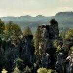 Zu sehen ist das Beitragsbild 1 zum Beitrag mit dem Thema: Sächsische Schweiz – Wo Sandstein Felsen und Wanderlust Hochzeit feiern