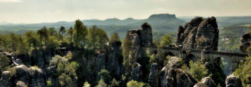 Zu sehen ist das Beitragsbild 1 zum Beitrag mit dem Thema: Sächsische Schweiz – Wo Sandstein Felsen und Wanderlust Hochzeit feiern