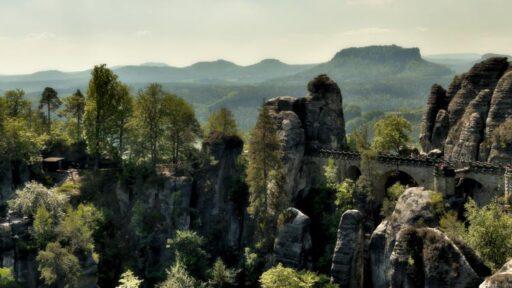 Zu sehen ist das Beitragsbild 1 zum Beitrag mit dem Thema: Sächsische Schweiz – Wo Sandstein Felsen und Wanderlust Hochzeit feiern