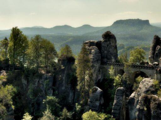 Zu sehen ist das Beitragsbild 1 zum Beitrag mit dem Thema: Sächsische Schweiz – Wo Sandstein Felsen und Wanderlust Hochzeit feiern