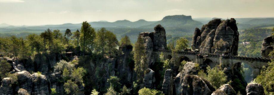 Zu sehen ist das Beitragsbild 1 zum Beitrag mit dem Thema: Sächsische Schweiz – Wo Sandstein Felsen und Wanderlust Hochzeit feiern